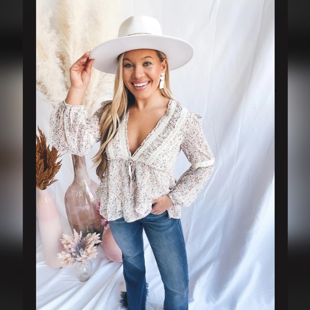 NEW Blouse Floral Print Lace Long Sleeve Top SIZE Large BOUTIQUE